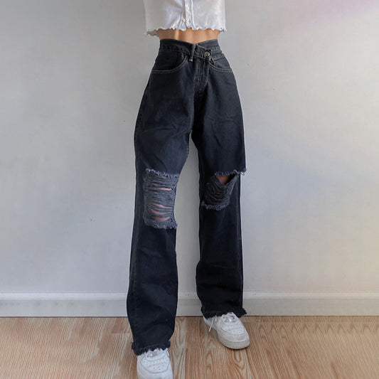 Jean droit à bords déchirés pour un look slim